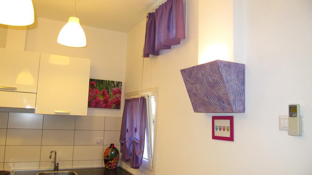 Casetta Romantica Viola Lerici Rom bilde